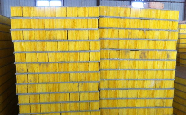 玻璃棉卷氈在鋼結(jié)構(gòu)施工能夠達(dá)到保溫，降噪的效果