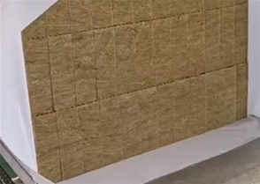 巖棉板車間生產中